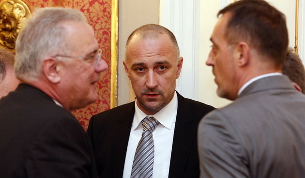 Zagreb, 240113.
Vlada.
Odrzana redovita sjednica Vlade RH.
Na fotografiji: Neven Mimica, Ivan Vrdoljak, Tihomir Jakovina.
Foto: Davor Pongracic / CROPIX