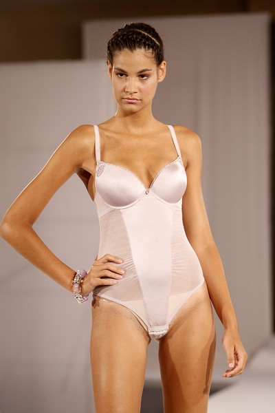 Zagreb, 280809.
Modna revija Lisca za sezonu proljece ljeto 2010. u kolekcijama rublja, kupacih kostima i spavaceg programa, odrzana je u Hotelu International.
Foto: Dragan Matic / Cropix