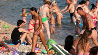 Zadar, 020712.
Danasnjih 34 stpupnja koliko je bilo u Zadru, mnoge je natjeralo da osvjezenje potraze u moru. 
Na fotografiji: detalj sa plaze u Zadru.
Foto: Andrija Lucic / Cropix