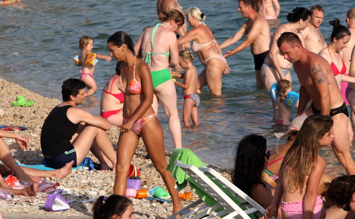 Zadar, 020712.
Danasnjih 34 stpupnja koliko je bilo u Zadru, mnoge je natjeralo da osvjezenje potraze u moru. 
Na fotografiji: detalj sa plaze u Zadru.
Foto: Andrija Lucic / Cropix