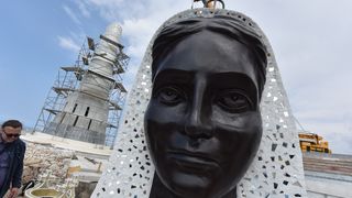 Doneseni i posljedni dijelovi velikoga kipa Gospe od Loreta, glava i kruna Doneseni i posljedni dijelovi velikoga kipa Gospe od Loreta, glava i kruna