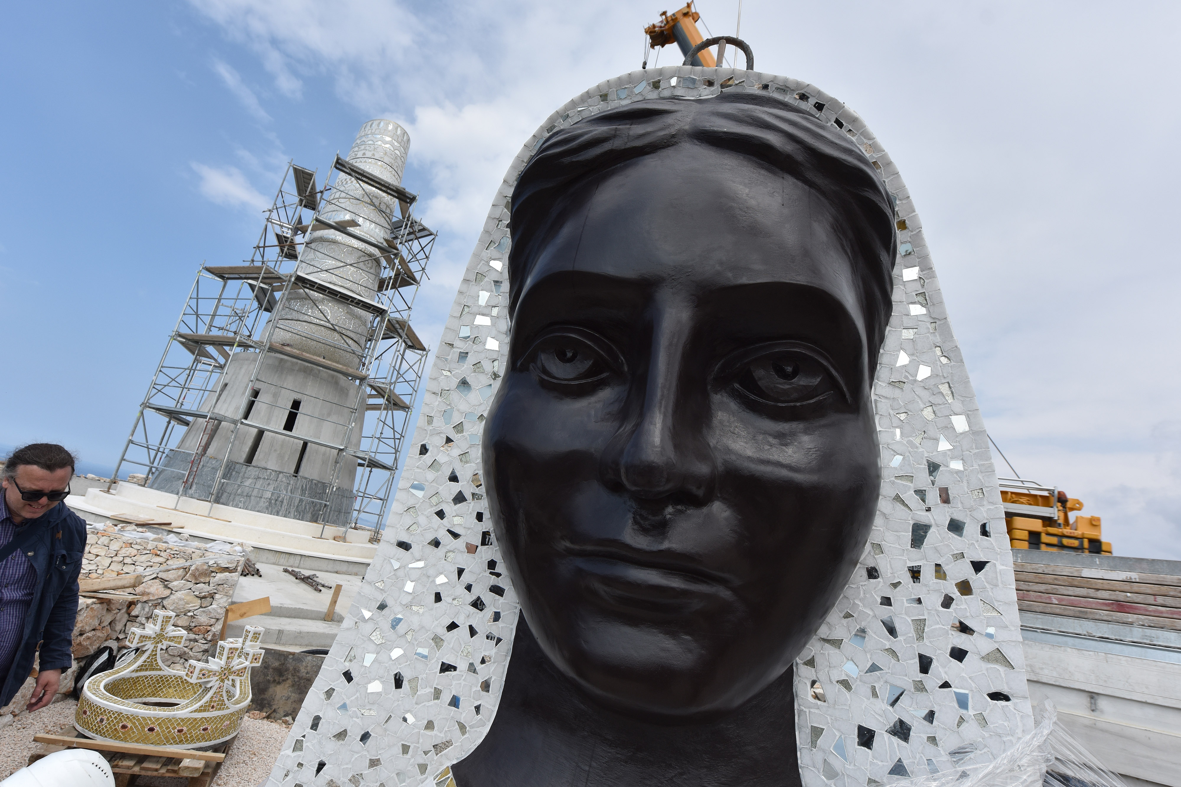 Doneseni i posljedni dijelovi velikoga kipa Gospe od Loreta, glava i kruna Doneseni i posljedni dijelovi velikoga kipa Gospe od Loreta, glava i kruna