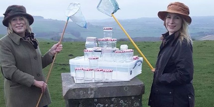 Leo de Watts pakira svjež britanski zrak u staklenke i prodaje ga Kinezima za 80 funti, Screenshot: YouTube Leo de Watts pakira svjež britanski zrak u staklenke i prodaje ga Kinezima za 80 funti, Screenshot: YouTube