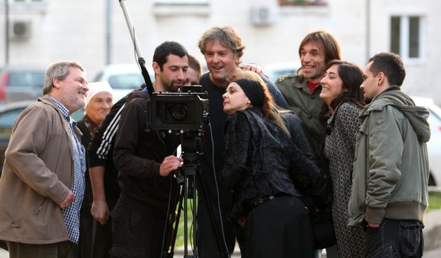 Zadar, 200312.
Skupina entuzijasta kreativaca,njih dvjestotinjak, radi na snimanju prvog zadarskog dugometraznog filma “Mali div”. Redatelj filma je Igor Goic,a scenarist Branimir Cakic. Svi koji sudjeluju na filmu rade besplatno. 
Na fotografiji : slike