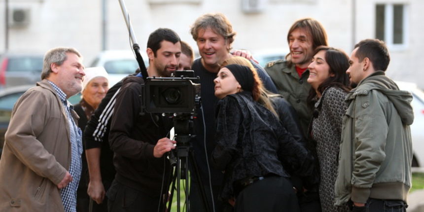 Zadar, 200312.
Skupina entuzijasta kreativaca,njih dvjestotinjak, radi na snimanju prvog zadarskog dugometraznog filma “Mali div”. Redatelj filma je Igor Goic,a scenarist Branimir Cakic. Svi koji sudjeluju na filmu rade besplatno.
Na fotografiji : slike Zadar, 200312.
Skupina entuzijasta kreativaca,njih dvjestotinjak, radi na snimanju prvog zadarskog dugometraznog filma “Mali div”. Redatelj filma je Igor Goic,a scenarist Branimir Cakic. Svi koji sudjeluju na filmu rade besplatno.
Na fotografiji : slike