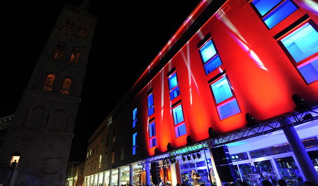 Zadar, 280712.
Veceras je koncertom rap skupine Djecaci popracenim posebnim svjetlosnim efektima svecano otvoren hostel Forum.
Na fotografiji: detalj s otvorenja.
Foto: Luka Gerlanc / CROPIX