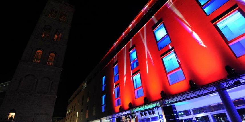 Zadar, 280712.
Veceras je koncertom rap skupine Djecaci popracenim posebnim svjetlosnim efektima svecano otvoren hostel Forum.
Na fotografiji: detalj s otvorenja.
Foto: Luka Gerlanc / CROPIX Zadar, 280712.
Veceras je koncertom rap skupine Djecaci popracenim posebnim svjetlosnim efektima svecano otvoren hostel Forum.
Na fotografiji: detalj s otvorenja.
Foto: Luka Gerlanc / CROPIX
