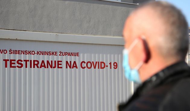 Šibenčani čekaju u redu kako bi se testirali na koronavirus