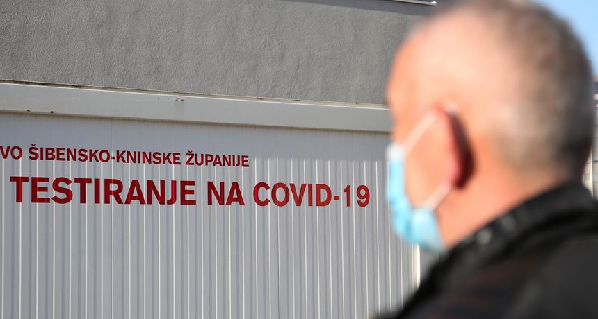 Šibenčani čekaju u redu kako bi se testirali na koronavirus