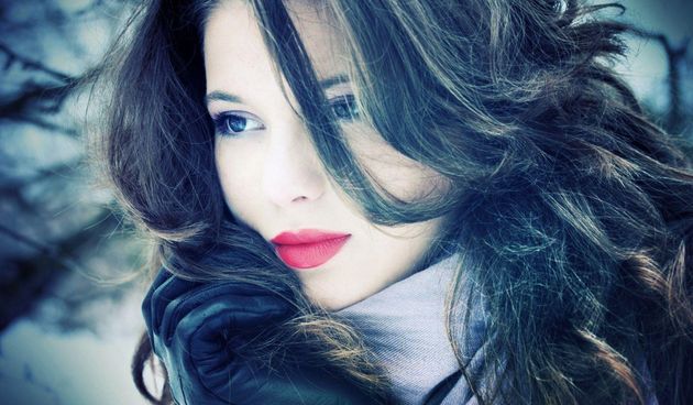 Lijepa žena, ljepotica, sjetna