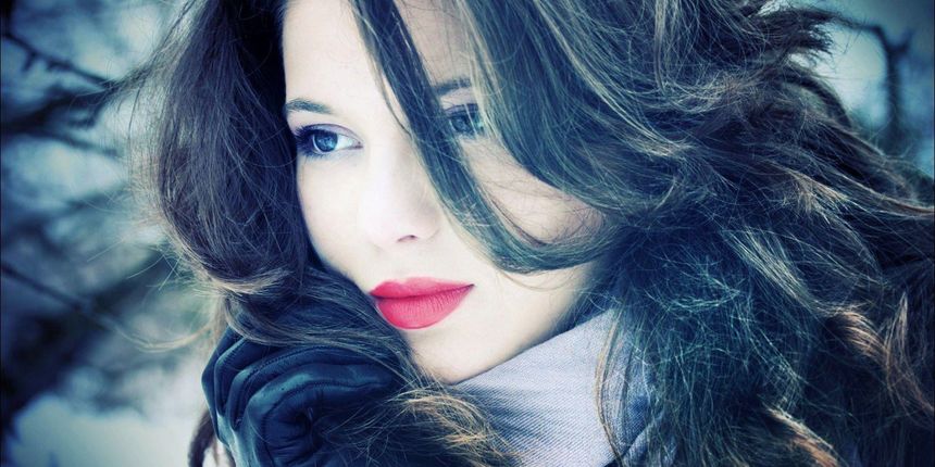 Lijepa žena, ljepotica, sjetna