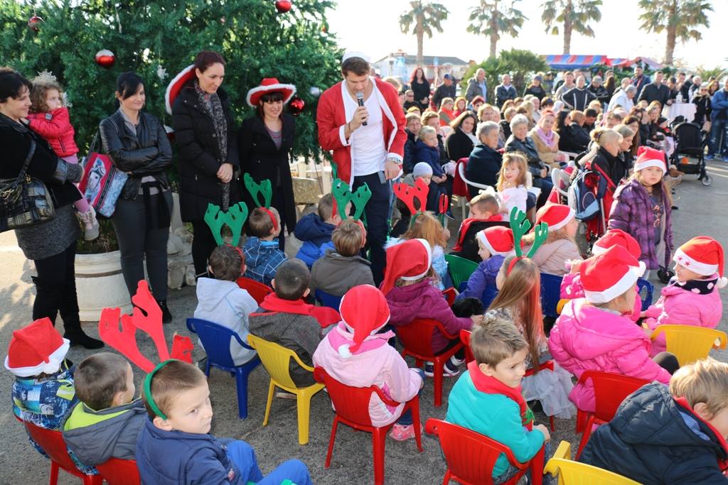 Virska dječica iz vrtića “Smješko” uživala u druženju s Djedom Mrazom Virska dječica iz vrtića “Smješko” uživala u druženju s Djedom Mrazom