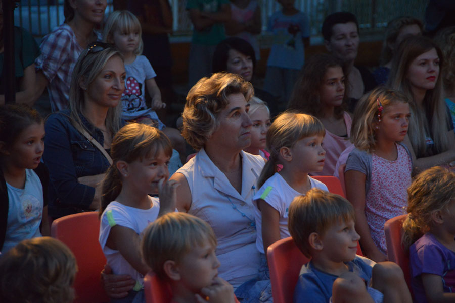 Ružno pače u izvedbi Dragon Teatra Ružno pače u izvedbi Dragon Teatra