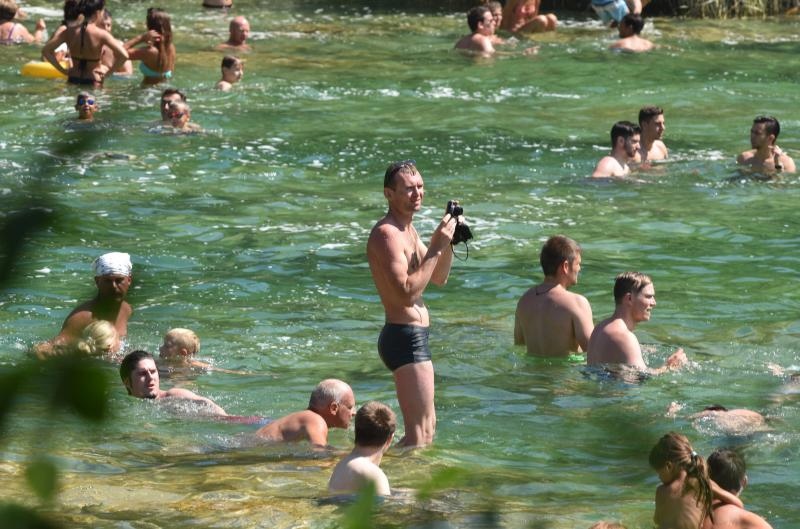 Rješenje za osvježenje: Kupanje u ledenoj rijeci Krki u NP Krka. Photo: Hrvoje Jelavić/PIXSELL