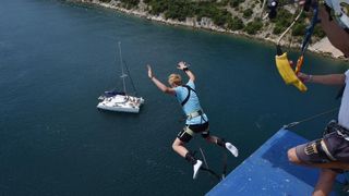 Bungee jumping, atrakcija sa Šibenskoga mosta privlači mnoge domaće i strane turiste