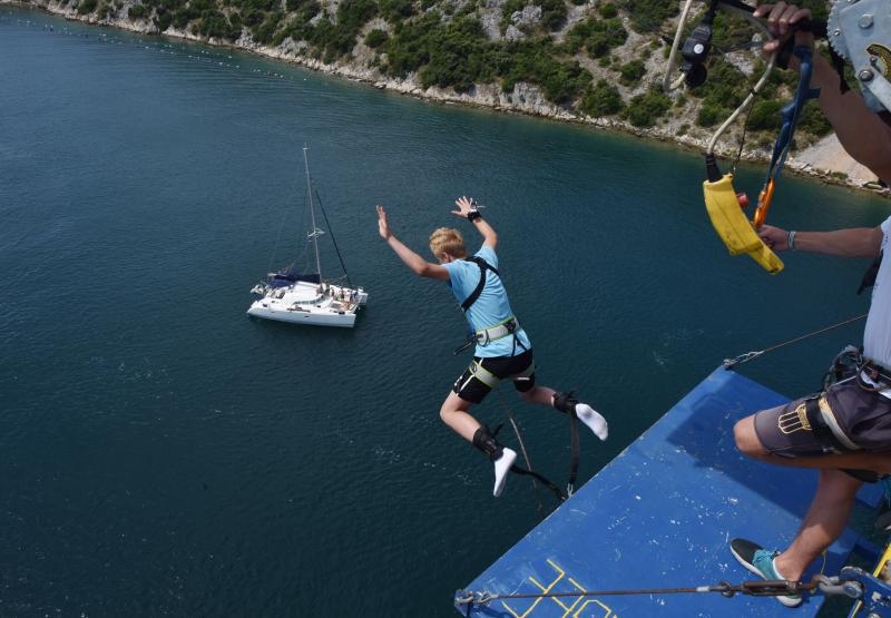 Bungee jumping, atrakcija sa Šibenskoga mosta privlači mnoge domaće i strane turiste