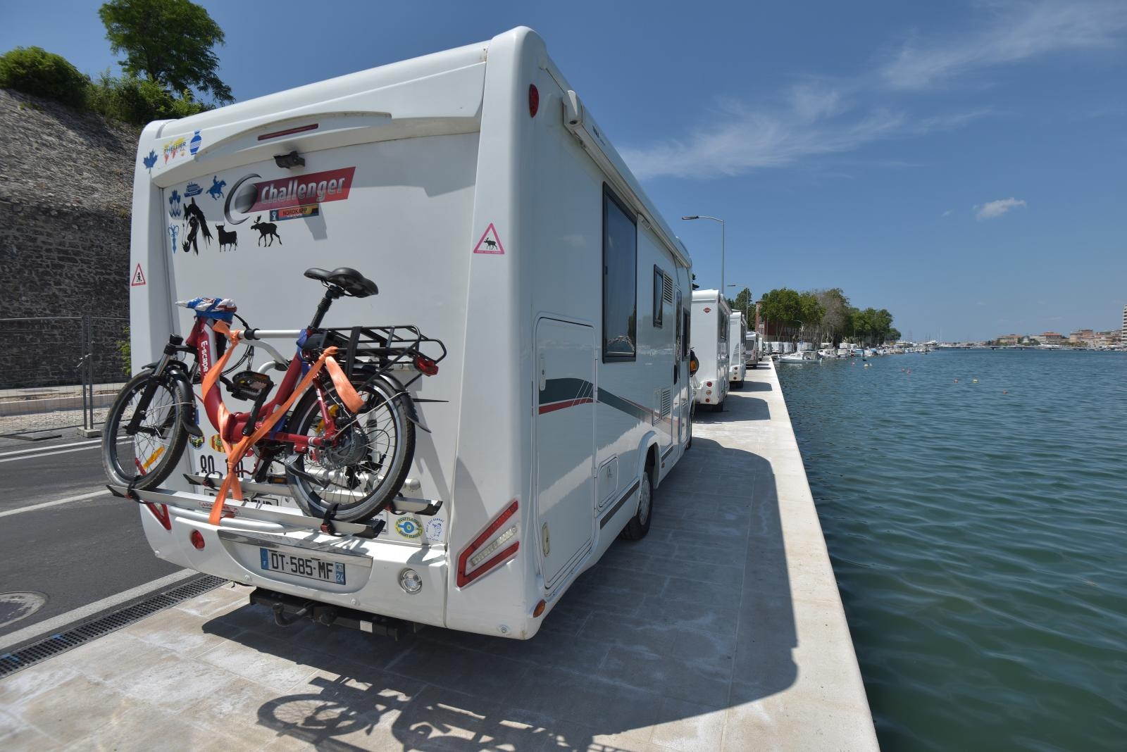 Kamperi preplavili obalni dio Ulice kralja Tomislava u Jazinama Kamperi preplavili obalni dio Ulice kralja Tomislava u Jazinama