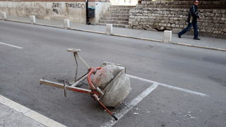 Zadar, 180312.
U noci sa subote na nedjelju nepoznati pocinitelji razbijali su po Poluotoku te napravili veliku stetu na gradilistu kod Trga pet bunara gdje je porazbijana rampa za ulaz u park, a mjesalica za beton zavrsila je cak kod pomorske skole u dru Zadar, 180312.
U noci sa subote na nedjelju nepoznati pocinitelji razbijali su po Poluotoku te napravili veliku stetu na gradilistu kod Trga pet bunara gdje je porazbijana rampa za ulaz u park, a mjesalica za beton zavrsila je cak kod pomorske skole u dru