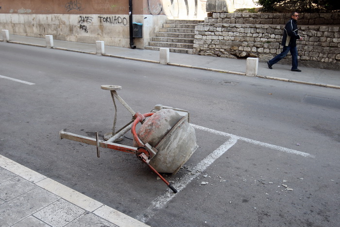 Zadar, 180312.
U noci sa subote na nedjelju nepoznati pocinitelji razbijali su po Poluotoku te napravili veliku stetu na gradilistu kod Trga pet bunara gdje je porazbijana rampa za ulaz u park, a mjesalica za beton zavrsila je cak kod pomorske skole u dru Zadar, 180312.
U noci sa subote na nedjelju nepoznati pocinitelji razbijali su po Poluotoku te napravili veliku stetu na gradilistu kod Trga pet bunara gdje je porazbijana rampa za ulaz u park, a mjesalica za beton zavrsila je cak kod pomorske skole u dru
