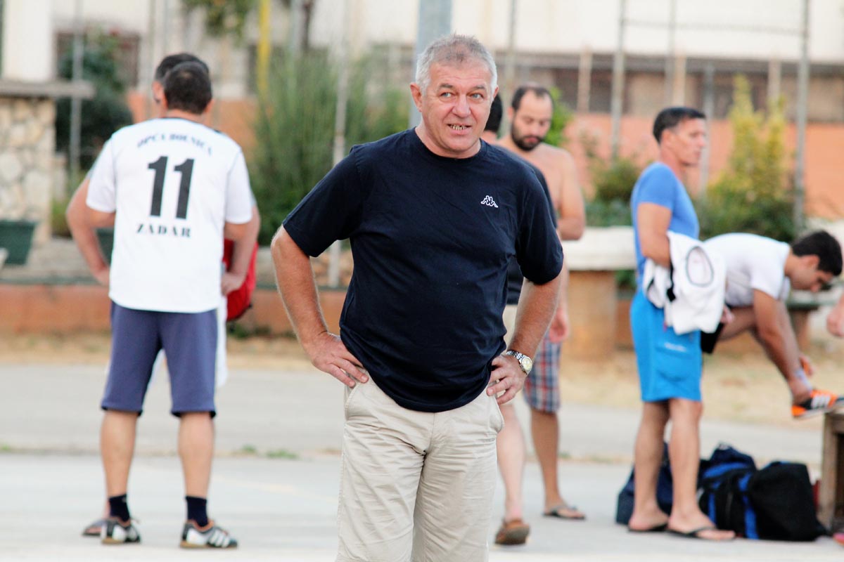 Na Stanovima se uz boćarski turnir održao i revijalni nogometni turnir. Osim prijavljenih ekipa, snage su ponovno odmjeravali liječnici Opće bolnice Zadar i predstavnici poglavarstva Grada Zadra. Na Stanovima se uz boćarski turnir održao i revijalni nogometni turnir. Osim prijavljenih ekipa, snage su ponovno odmjeravali liječnici Opće bolnice Zadar i predstavnici poglavarstva Grada Zadra.