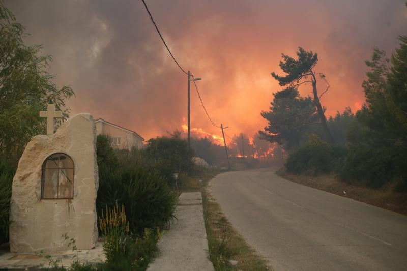 Žrnovnica: Vatra je sve bliže Splitu, nebo je prekriveno dimom Žrnovnica: Vatra je sve bliže Splitu, nebo je prekriveno dimom
