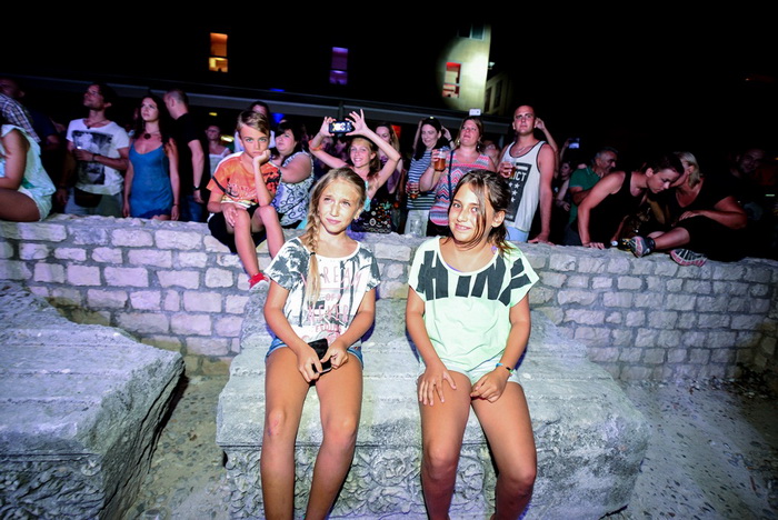 U povodu 4. rođendana Boutique hostela Forum, “najpristojniji mogući” riječki Let 3 održao je fenomenalan koncert na antičkom Forumu