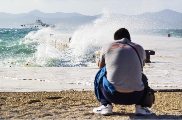 Spektakularna igra valova na zadarskoj rivi 5. studenog 2014.  Foto: Marin Pitton