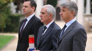 30.09.2013., Zadar – Na Gradskom groblju kod sredisnjeg kriza polozeni su vijenci stradalima u Domovinskom ratu povodom proslave dana obrane grada. Photo: Dino Stanin/PIXSELL Autor  Dino Stanin/PIXSELL KLJUČNE RIJEČI  polaganje vijenaca, obrana grada, o