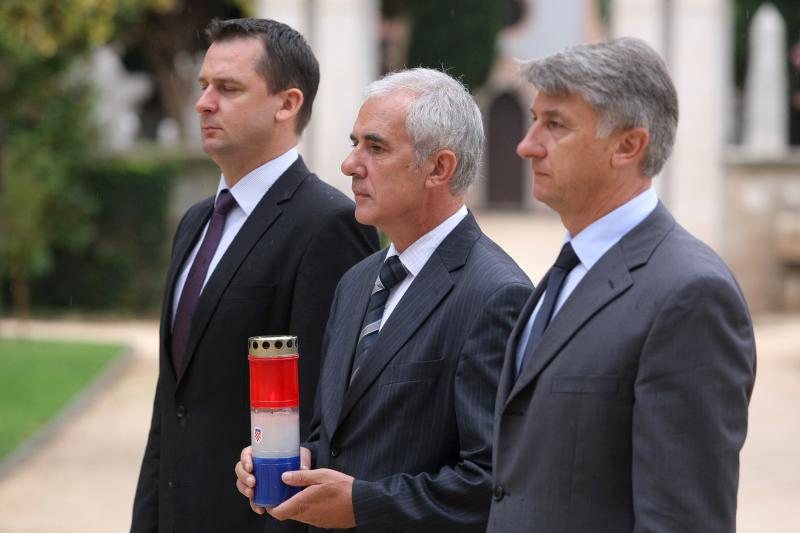 30.09.2013., Zadar – Na Gradskom groblju kod sredisnjeg kriza polozeni su vijenci stradalima u Domovinskom ratu povodom proslave dana obrane grada. Photo: Dino Stanin/PIXSELL Autor  Dino Stanin/PIXSELL KLJUČNE RIJEČI  polaganje vijenaca, obrana grada, o