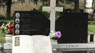 Ervenik: Na obiteljskoj grobnici obilježena 23. obljetnica stradanja obitelji Čengić, foto: Hrvoje Jelavić/PIXSELL