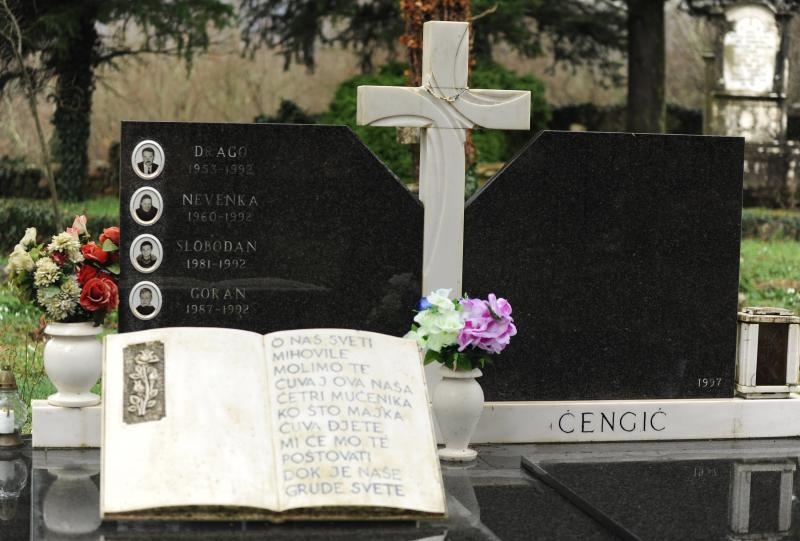 Ervenik: Na obiteljskoj grobnici obilježena 23. obljetnica stradanja obitelji Čengić, foto: Hrvoje Jelavić/PIXSELL