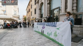 Prosvjedni skup roditelja protiv politike obaveznog cijepljenja Prosvjedni skup roditelja protiv politike obaveznog cijepljenja