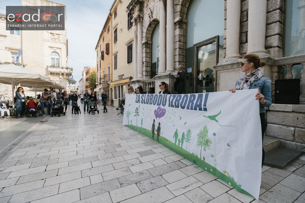Prosvjedni skup roditelja protiv politike obaveznog cijepljenja Prosvjedni skup roditelja protiv politike obaveznog cijepljenja