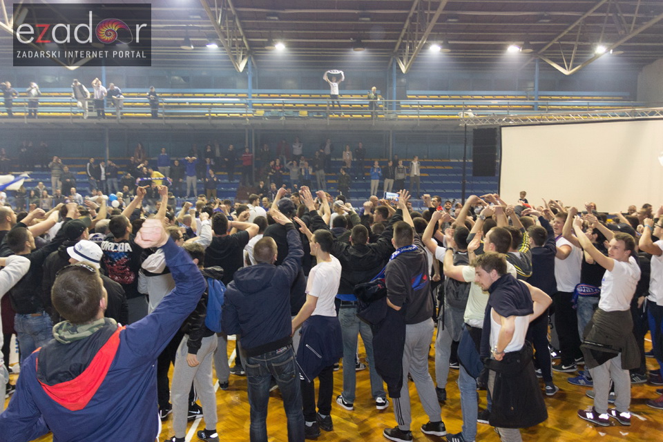 Humanitarno gledanje utakmice Zadar-Cibona (85-84) u Jazinama Humanitarno gledanje utakmice Zadar-Cibona (85-84) u Jazinama