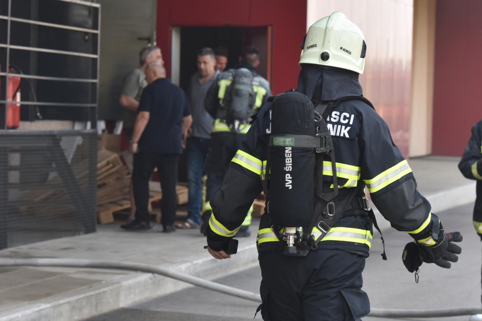 U trgovačkom centru Dalmare u Šibeniku izbila dva požara