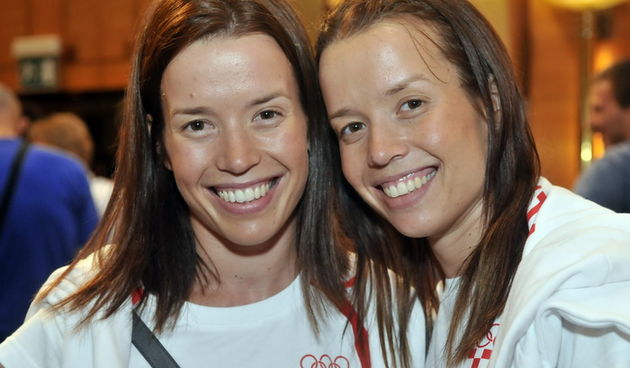 Zagreb, 230712.U Kristalnoj dvorani hotela Westin i uz direktan TV prijenos ispracena je najveca skupina hrvatskih sportasa na OI u London.Na slici: sestre Ana i Lucija Zaninovic.Foto: Bruno Konjevic / CROPIX