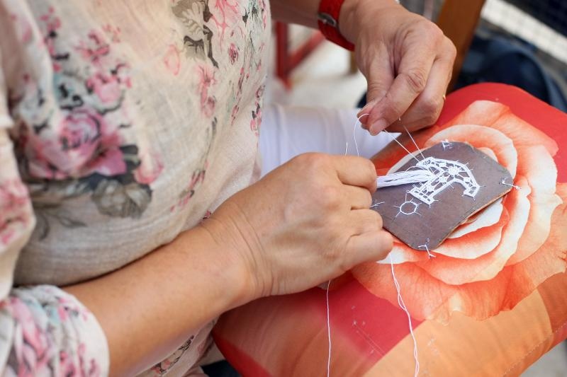 Paške čipkarice na djelu u izradi paške čipke, Foto: Luka Stanzl/PIXSELL