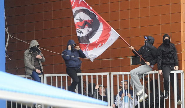 Zagreb, 130412.
Stadion u Maksimiru.
MAXtv 1.HNL, 26. kolo, seniori, susret osvajac prvenstva GNK Dinamo i NK Zadar .
Na slici: oko 10 minute BBB dosli u prolaz izmedju sjeverne i zapadne tribine te skandirali protiv uprave i brace Mamic.
Foto: Damir Kraj