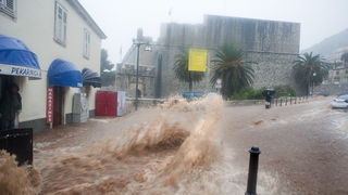 Dubrovnik, 221110.
Dubrovnik je jutros pogodio strahoviti prolom oblaka, uzrokovavsi poplave, “jezera” na ulicama i zastoje prometa.
Na fotografiji:  Stradun.
Foto: Zeljko Soletic / Cropix
