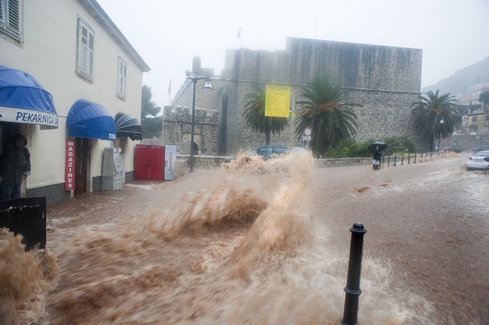 Dubrovnik, 221110.
Dubrovnik je jutros pogodio strahoviti prolom oblaka, uzrokovavsi poplave, “jezera” na ulicama i zastoje prometa.
Na fotografiji:  Stradun.
Foto: Zeljko Soletic / Cropix