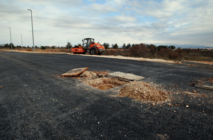 Zadar, Murvica, 210213.
Poslovna zona Murvica jug. Ulazak i radovi u poslovnoj zonu Murvica jug koja bi do ljeta trebala biti zavrsena. Radovi su u tijeku.
Foto: Jure Miskovic / CROPIX