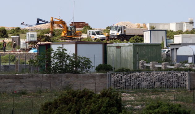 Zadar, 140510.
Drugi dan akcije uklanjanja bespravno izgradjenih objekata na  predjelu Krizine kod Kolana na otoku Pagu neki su vlasnici su sami uklanjli objekte.
Na fotografiji : predio Krizine. 
Foto: Vladimir Ivanov / CROPIX