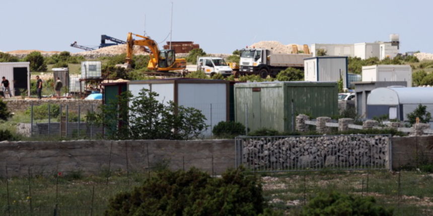 Zadar, 140510.
Drugi dan akcije uklanjanja bespravno izgradjenih objekata na  predjelu Krizine kod Kolana na otoku Pagu neki su vlasnici su sami uklanjli objekte.
Na fotografiji : predio Krizine. 
Foto: Vladimir Ivanov / CROPIX