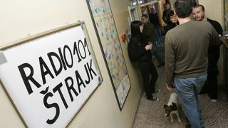 Zagreb, 081110.
Radio 101, Gajeva ulica.
Dio zaposlenika i honorarnih djelatnika Radija 101 usao je u strajk upozorenja, koji ce trajati od 8 do 14 sati, nakon cega se redovni program nastavlja. Racun Radija 101 je blokiran, posljednja placa zaposlenim dj Zagreb, 081110.
Radio 101, Gajeva ulica.
Dio zaposlenika i honorarnih djelatnika Radija 101 usao je u strajk upozorenja, koji ce trajati od 8 do 14 sati, nakon cega se redovni program nastavlja. Racun Radija 101 je blokiran, posljednja placa zaposlenim dj