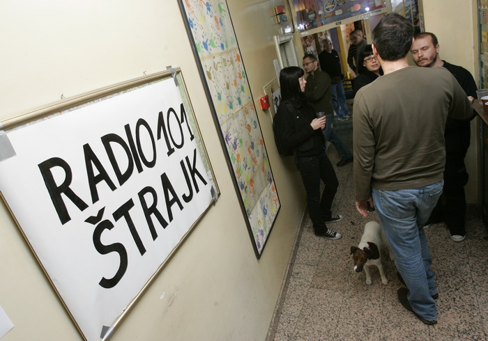 Zagreb, 081110.
Radio 101, Gajeva ulica.
Dio zaposlenika i honorarnih djelatnika Radija 101 usao je u strajk upozorenja, koji ce trajati od 8 do 14 sati, nakon cega se redovni program nastavlja. Racun Radija 101 je blokiran, posljednja placa zaposlenim dj Zagreb, 081110.
Radio 101, Gajeva ulica.
Dio zaposlenika i honorarnih djelatnika Radija 101 usao je u strajk upozorenja, koji ce trajati od 8 do 14 sati, nakon cega se redovni program nastavlja. Racun Radija 101 je blokiran, posljednja placa zaposlenim dj
