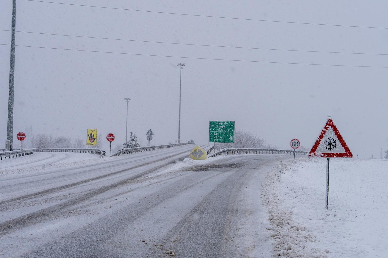 Snijeg i zimski uvjeti kod čvora Gospić na autocesti A1