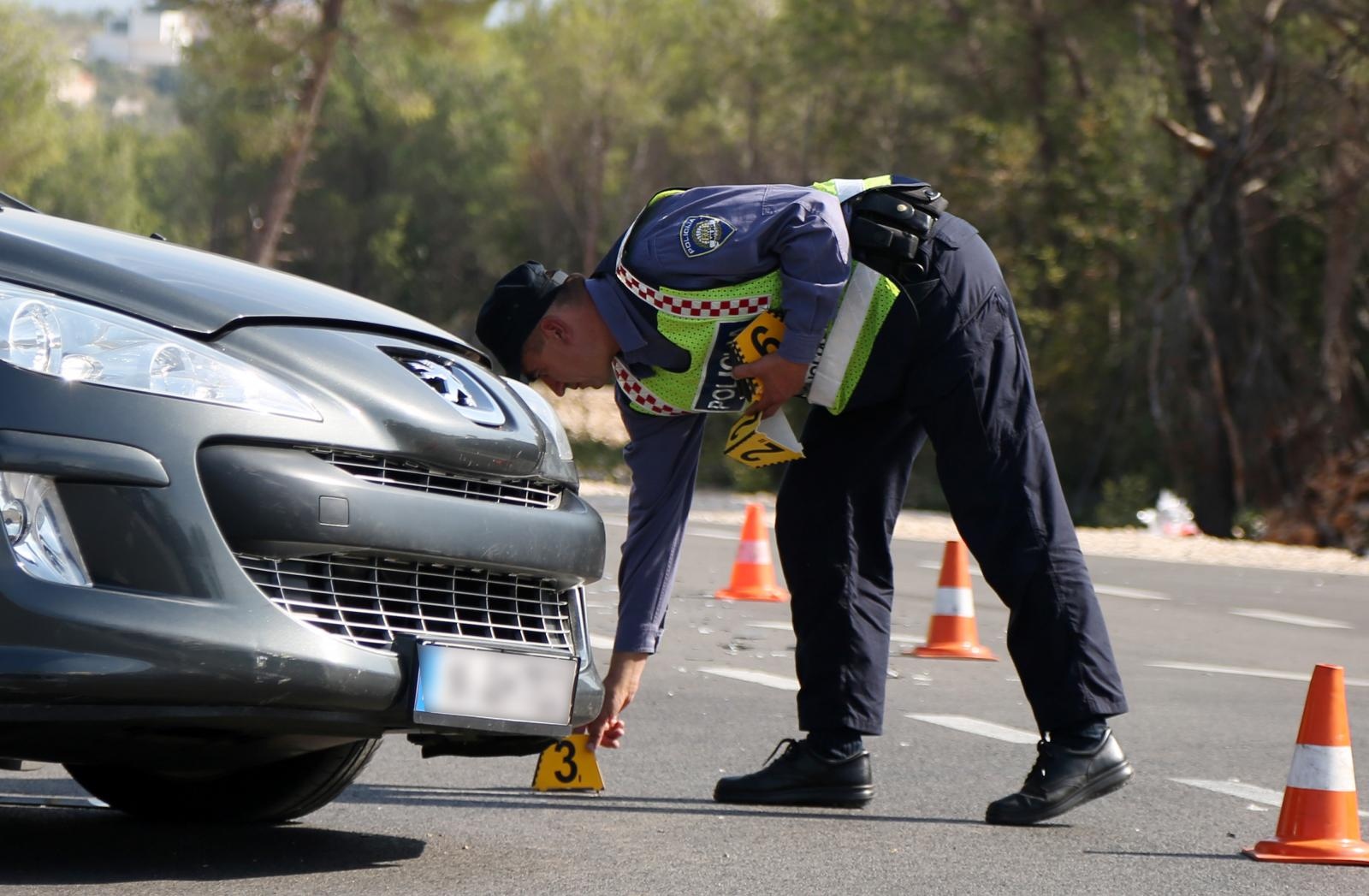 Dvoje ozlijeđenih u sudaru dva automobila na vodičkoj obilaznici, intervenirali i vatrogasci Dvoje ozlijeđenih u sudaru dva automobila na vodičkoj obilaznici, intervenirali i vatrogasci