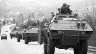 010491. ARHIVSKA FOTOGRAFIJA:
Plitvicka jezera – Akcija pripadnika za posebne namjene hrvatskog MUP-a na sam Uskrs 31.03.1991 kojom je ponovno uspostavljena policijska postaja na Plitvickim jezerima. Okrsaj je trajajo vise sati u kojoj je poginuo redarstv 010491. ARHIVSKA FOTOGRAFIJA:
Plitvicka jezera – Akcija pripadnika za posebne namjene hrvatskog MUP-a na sam Uskrs 31.03.1991 kojom je ponovno uspostavljena policijska postaja na Plitvickim jezerima. Okrsaj je trajajo vise sati u kojoj je poginuo redarstv