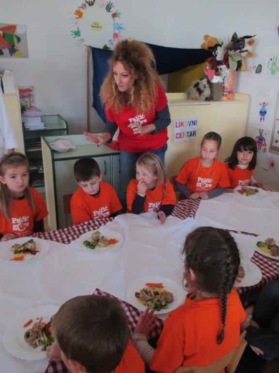 Renato Kraljev održao edukaciju kuhara u projektu “Riblja kašeta zdravlja” Renato Kraljev održao edukaciju kuhara u projektu “Riblja kašeta zdravlja”