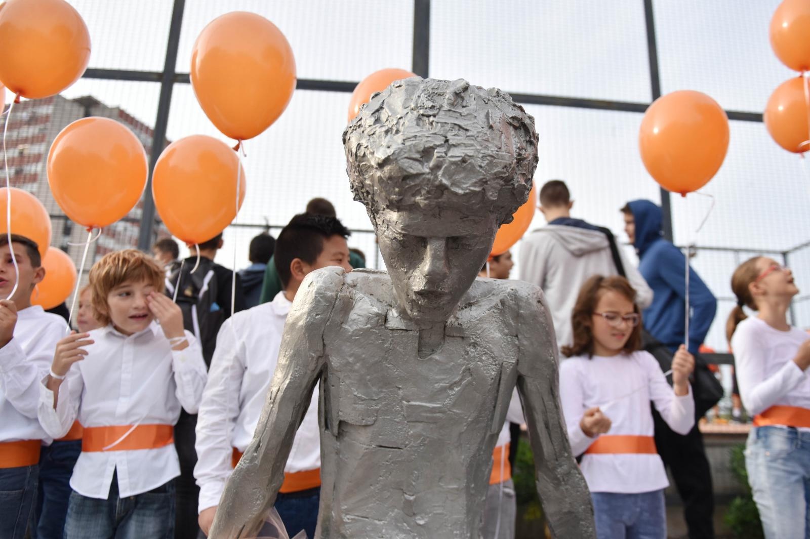 Šibenik: Puštanjem 53 balona obilježen rođendan Dražena Petrovića Šibenik: Puštanjem 53 balona obilježen rođendan Dražena Petrovića